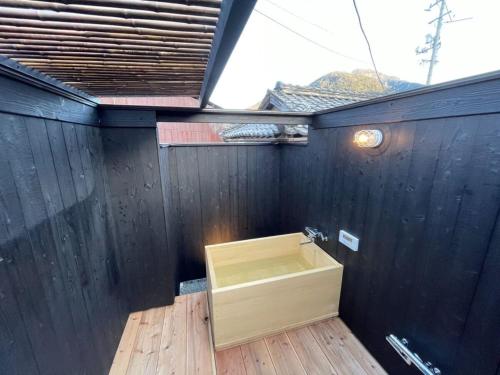 a wooden box sitting in the corner of a black wall at Shozu no Yado Hamakaze - Vacation STAY 37514v in Ōbe