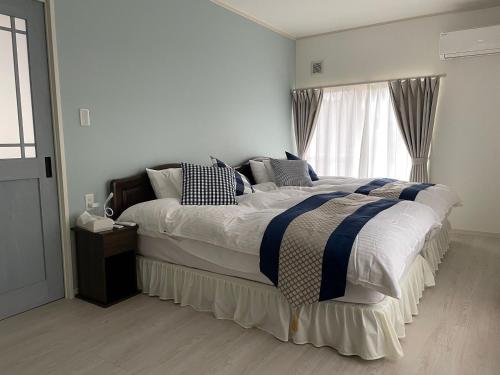 ein Schlafzimmer mit großem Bett und Fenster in der Unterkunft Holiday Villa Ta-View - Vacation STAY 45517v in Kose