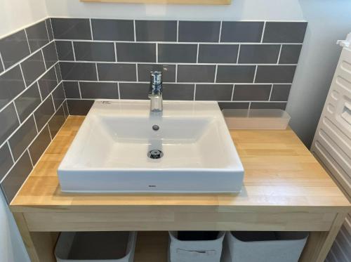 ein Badezimmer mit einem weißen Waschbecken auf einer Ablage in der Unterkunft Holiday Villa Ta-View - Vacation STAY 45517v in Kose