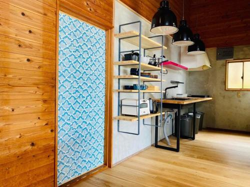 a room with a kitchen with a wall with a window at Cottage Coliberty - Vacation STAY 60526v in Anan