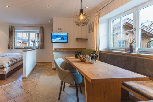 Dorfchalets - Appartement Rosi inkl Tauern Spa Therme Eintritt & Sommerkarte