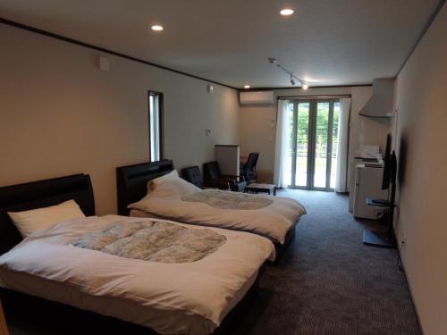 a hotel room with two beds and a television at Villa House Hisago - Vacation STAY 61410v in Kawazu