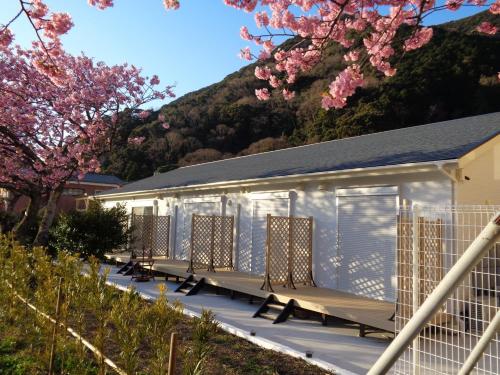 a row of benches in front of a building at Villa House Hisago - Vacation STAY 61410v in Kawazu