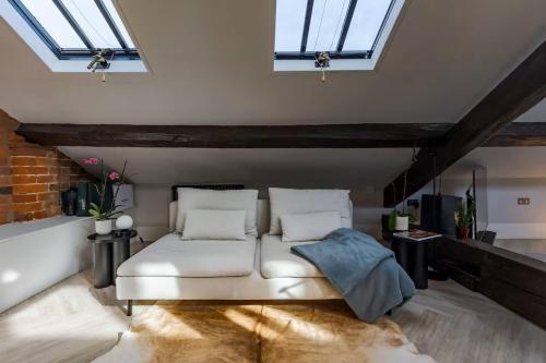 Postel nebo postele na pokoji v ubytování Luxury Penthouse St Chads Snowhill