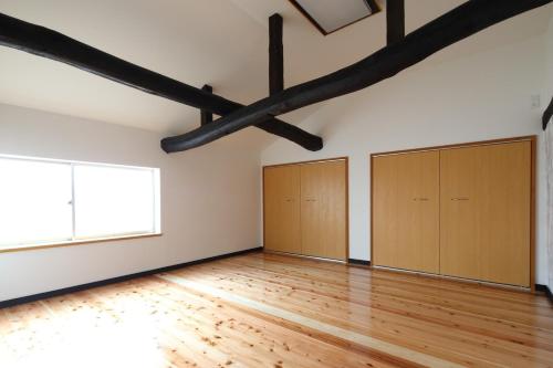 an empty room with wooden cabinets and wooden floors at Higashichichibu-mura Kominka - Vacation STAY 59627v in Minano