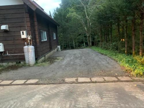 an empty road in front of a cabin at Log House Seseragi - Vacation STAY 62500v in Tsuru 