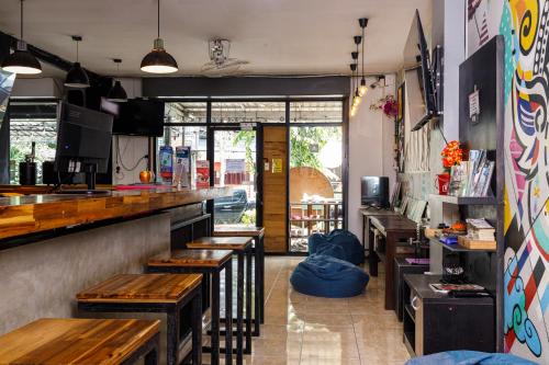 Televisyen dan/atau pusat hiburan di Amazing Backpackers Hostel AoNang