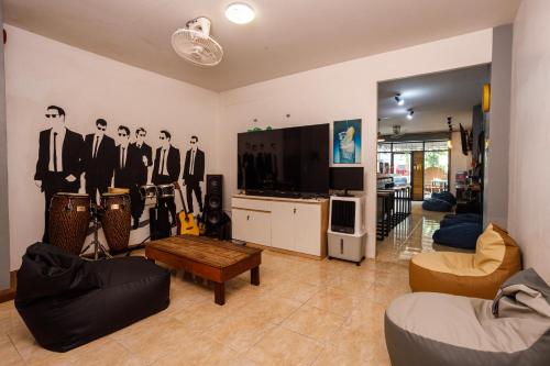 Televisyen dan/atau pusat hiburan di Amazing Backpackers Hostel AoNang