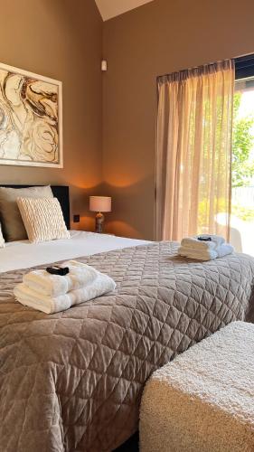 a bedroom with two beds and a window at Bed en breakfast Suite 8 in Langenboom