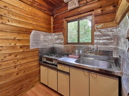 eine Küche mit Spüle und Herd in der Unterkunft Runesu Karuizawa - Vacation STAY 92241v in Tsumagoi