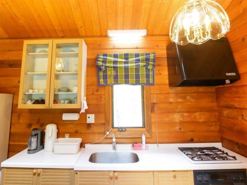 嬬恋村にあるRunesu Karuizawa - Vacation STAY 67846vのシンクとコンロのあるキッチン