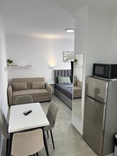 Kitchen o kitchenette sa Beachside Escape
