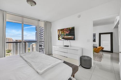 Una televisión o centro de entretenimiento en Icon Brickell High Floor Condo with Bay and Pool view 5 star SPA
