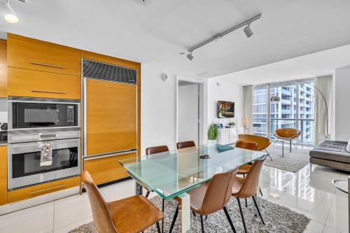 Una cocina o cocineta en Icon Brickell High Floor Condo with Bay and Pool view 5 star SPA