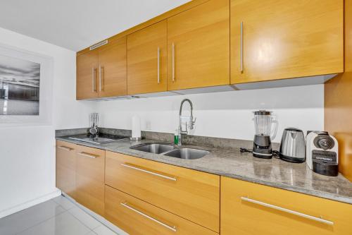 Una cocina o cocineta en Icon Brickell High Floor Condo with Bay and Pool view 5 star SPA