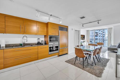 Una cocina o cocineta en Icon Brickell High Floor Condo with Bay and Pool view 5 star SPA