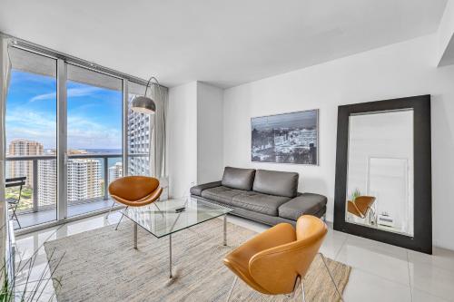 Un lugar para sentarse en Icon Brickell High Floor Condo with Bay and Pool view 5 star SPA