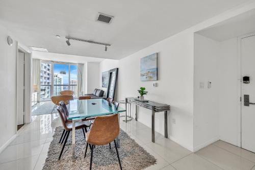 Una televisión o centro de entretenimiento en Icon Brickell High Floor Condo with Bay and Pool view 5 star SPA