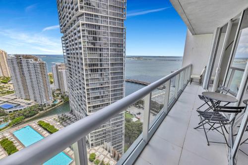 Un balcón o terraza en Icon Brickell High Floor Condo with Bay and Pool view 5 star SPA