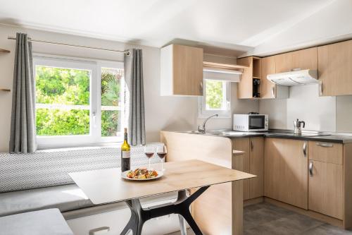 Кухня или мини-кухня в Camping Estival Torre de la Mora
