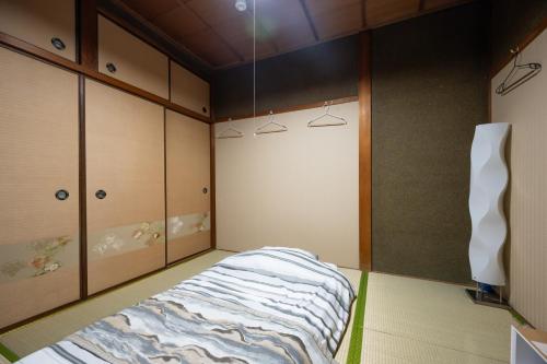 a bedroom with a bed and some closets at Chizu - Vacation STAY 83928v in Mitoyo