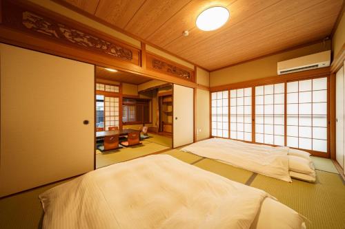 由布市にあるYumeguri no yakata Yoshinozakura - Vacation STAY 83043vの部屋の中に大きなベッドがある寝室