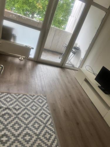 an empty living room with a large window at Möbliertes Zimmer in Neukirchen-Vluyn