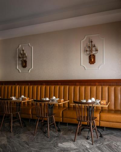 BYPILLOW California في مالقة: غرفة طعام مع طاولتين وكراسي