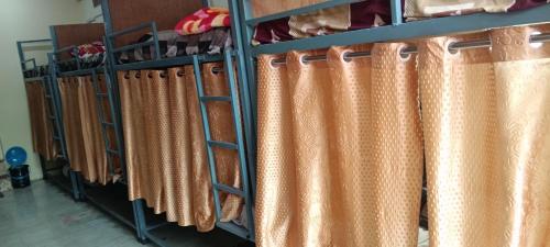 Palanda nebo palandy na pokoji v ubytování Shri mohan dham dormitory