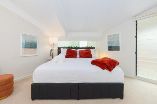 Ένα ή περισσότερα κρεβάτια σε δωμάτιο στο Stylish Heritage 2BR Loft near City and River with Pool and Free Parking