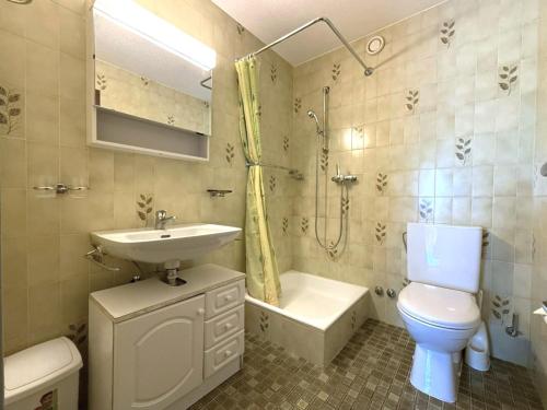 Ένα μπάνιο στο Royal 32, Untere Maressenstrasse 12