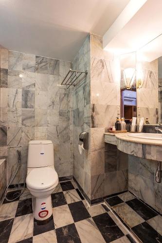 Ένα μπάνιο στο Private Lamai Marble Villa