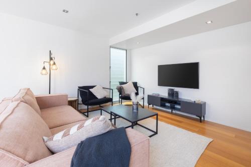 Μια τηλεόραση ή/και κέντρο ψυχαγωγίας στο Stylish Heritage 2BR Loft near City and River with Pool and Free Parking