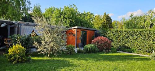 Taman di luar Otium Wellness Apartmanház