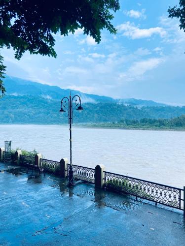 a street light in front of a body of water at Hotel Ganga Pearl in Rishīkesh