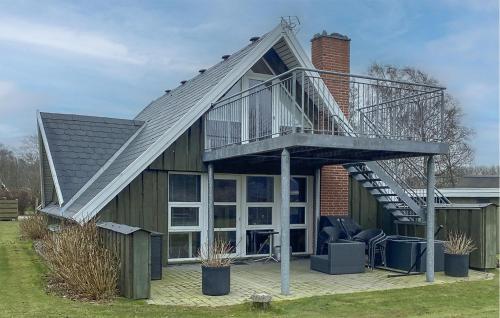 ein Haus mit einer Terrasse mit einer Treppe darauf in der Unterkunft Awesome Home In Samsø With Wifi in Sælvig