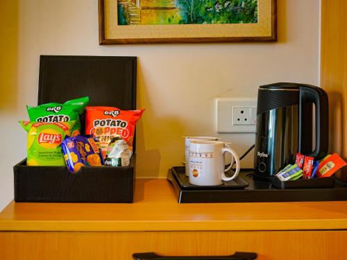 Utensilios para hacer té y café en Click Hotel Bhuntar, Kullu Manali -Bhuntar Airport