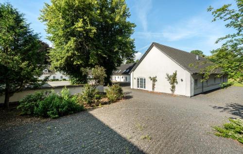 a white house with a tree and a driveway at Awesome Apartment In Nimtofte With Wifi in Nimtofte