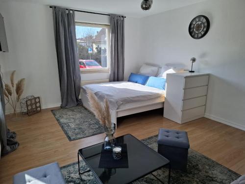 a bedroom with a bed and a table and a window at Zentrales gemütliches Apartment für 2 - 6 Personen in Siegen