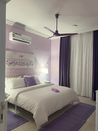 a bedroom with a bed and a ceiling fan at The splendor of the Summer resort in Quai