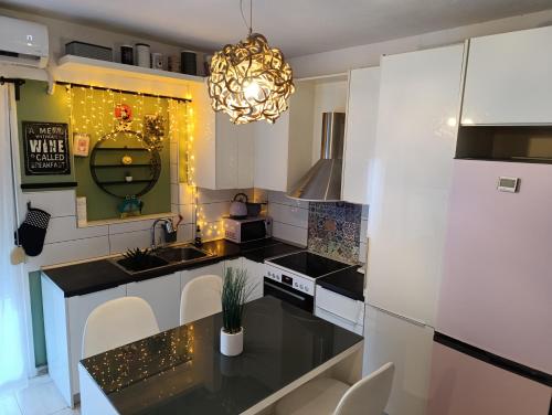 Artsy Family Nest Halkidiki - 1BR Apartment with Balcony in Central Nea Kallikrateia