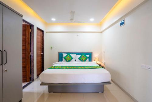 a bedroom with a large bed in a room at Itsy Hotels Metro in Pune