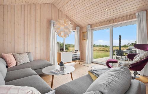 Ruang duduk di Beautiful Home In Frederikshavn With Wifi