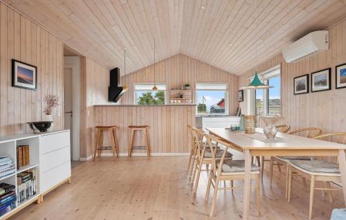 Dapur atau dapur kecil di Beautiful Home In Frederikshavn With Wifi