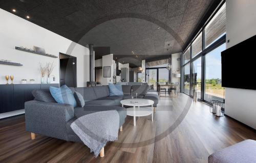 TV a/nebo společenská místnost v ubytování Gorgeous Home In Børkop With Sauna