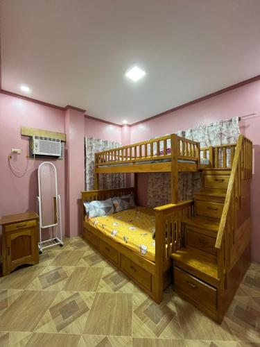 1 Schlafzimmer mit 2 Etagenbetten und einer Treppe in der Unterkunft Shine and Denden Transient House in Panglao