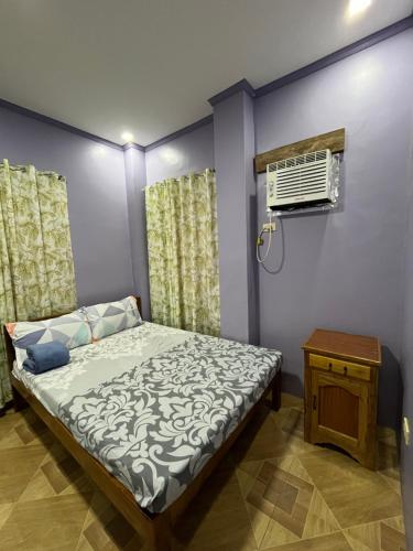 Ein Bett oder Betten in einem Zimmer der Unterkunft Shine and Denden Transient House