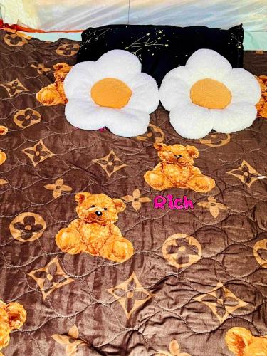 a group of teddy bears laying on a bed at Chill Door Homestay in Ấp Long Ðại