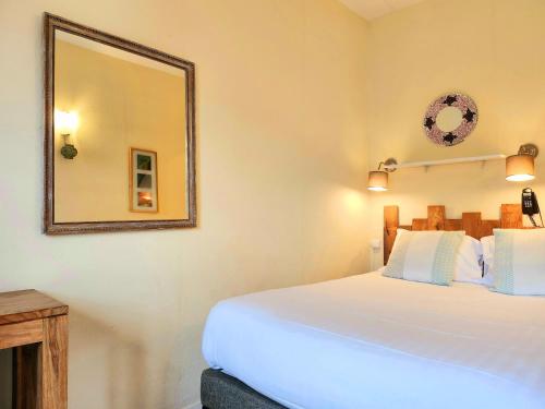 Logis Hôtel Lafayette Rochefort Franceにあるベッド