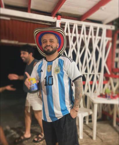 a man wearing a sombrero holding a drink at Sr Perú Baru in Polonia